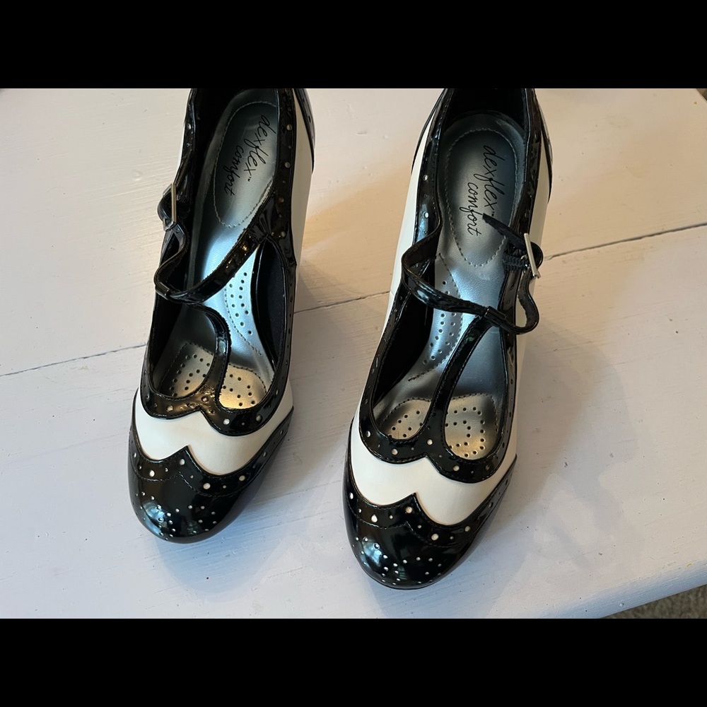 Dexflex Size 7.5 Classic Spectator Pumps.